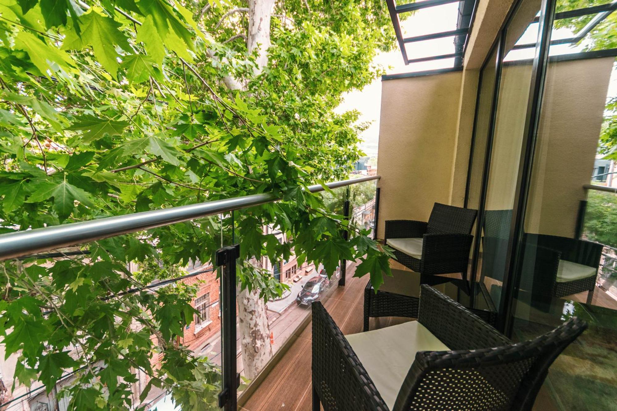 Hotel Adora Тбилиси Екстериор снимка