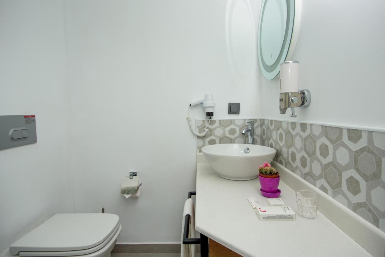 Hotel Adora Тбилиси Екстериор снимка